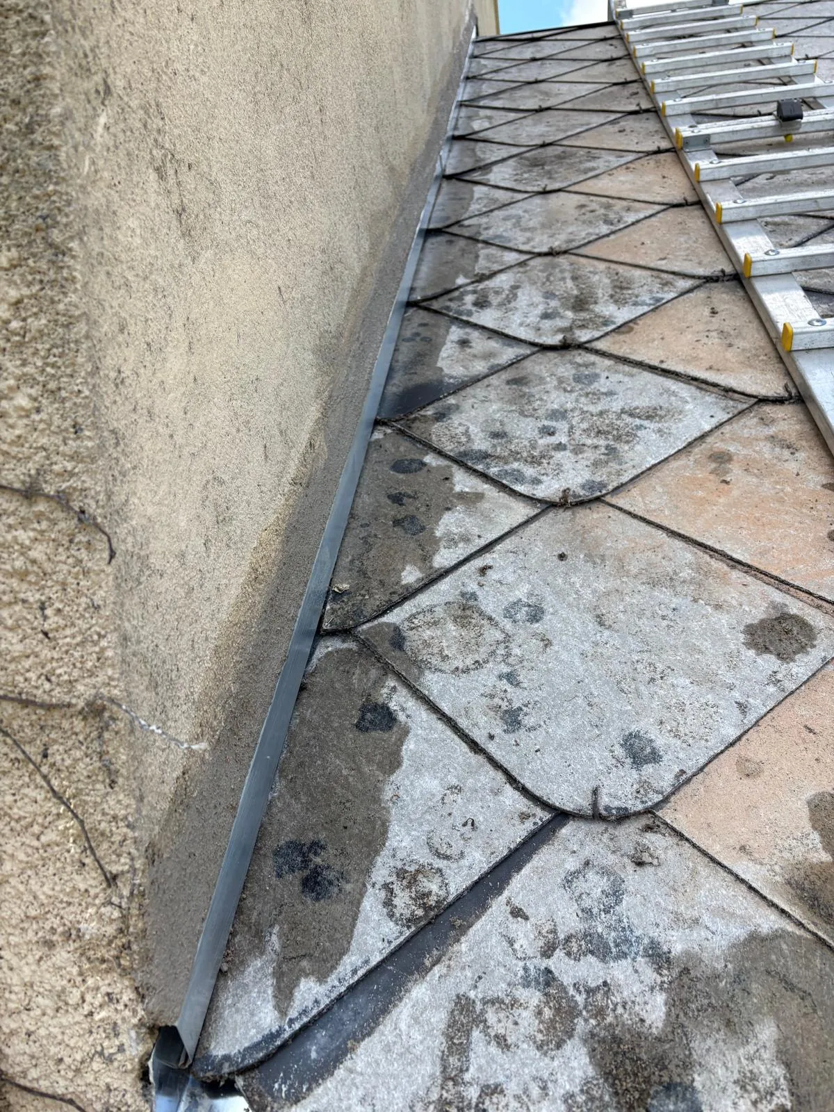 Recherche de fuite et reprise de solin zinc sur toiture ardoise