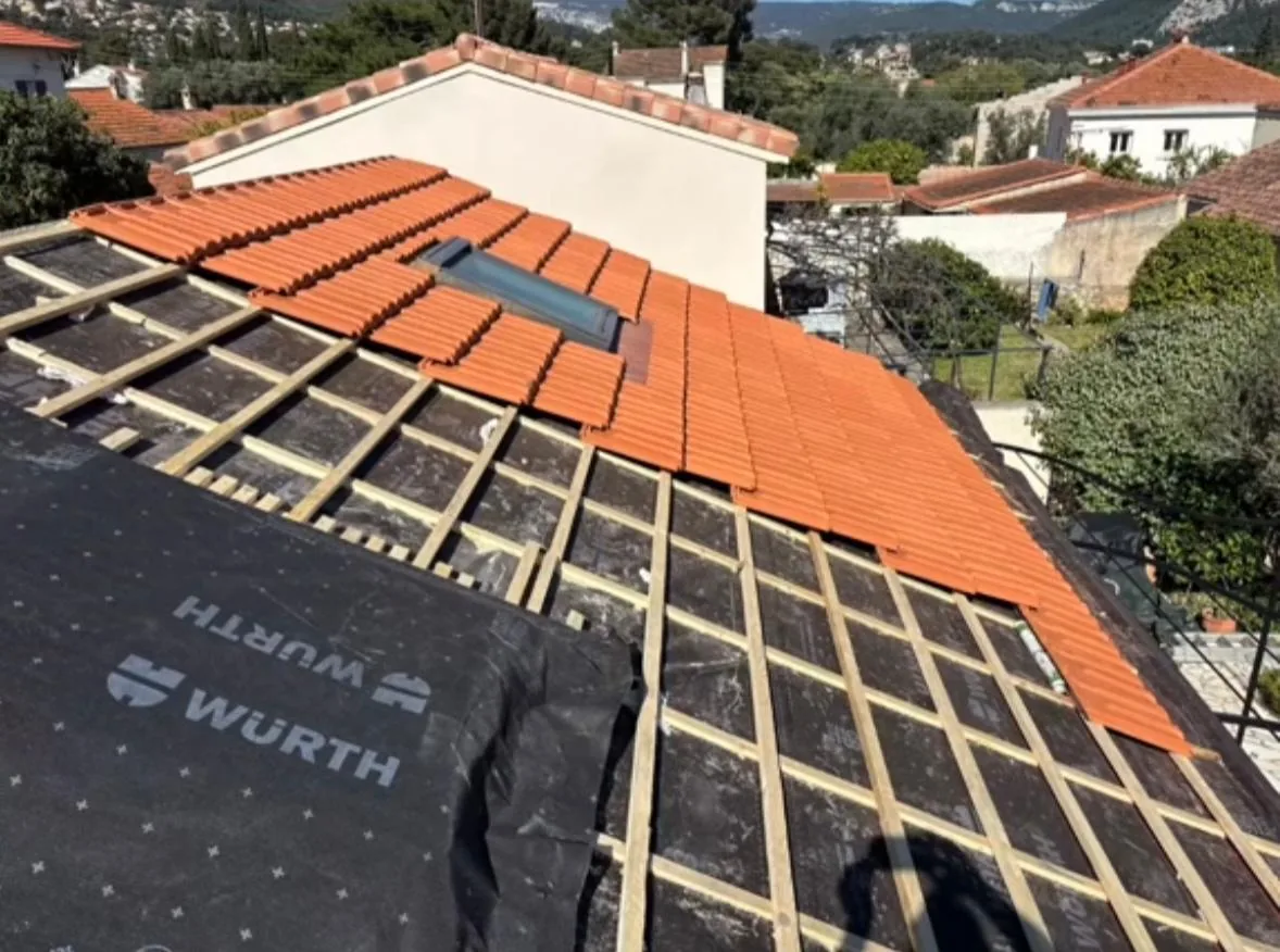 Pose de fenêtre de toit Velux sur couverture tuiles