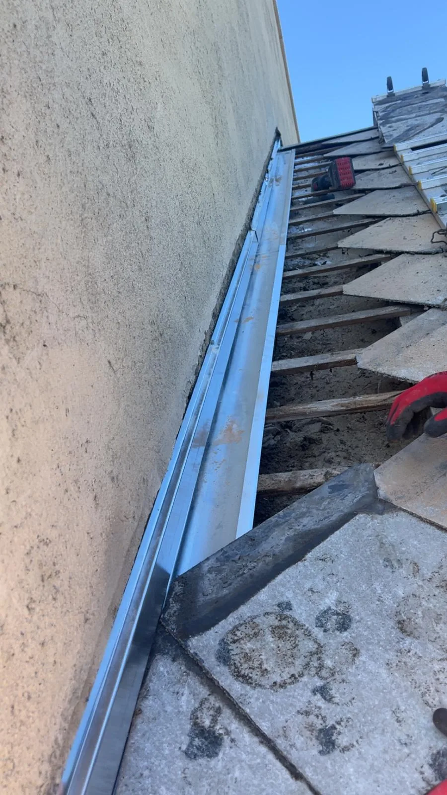 Pose de gouttière et zinguerie zinc en rive de toiture