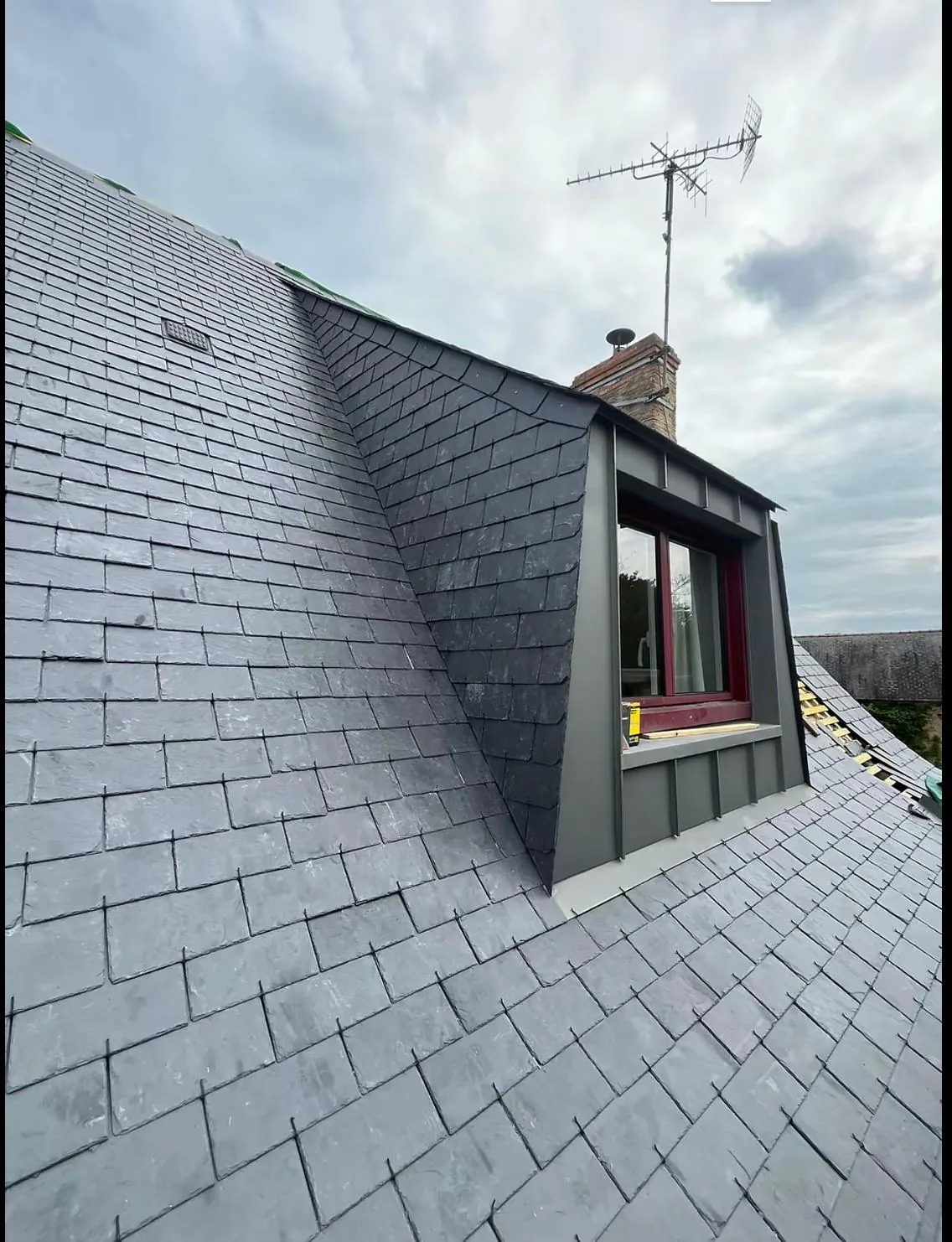 Rénovation complète de toiture en ardoise avec lucarne zinc à Auxerre