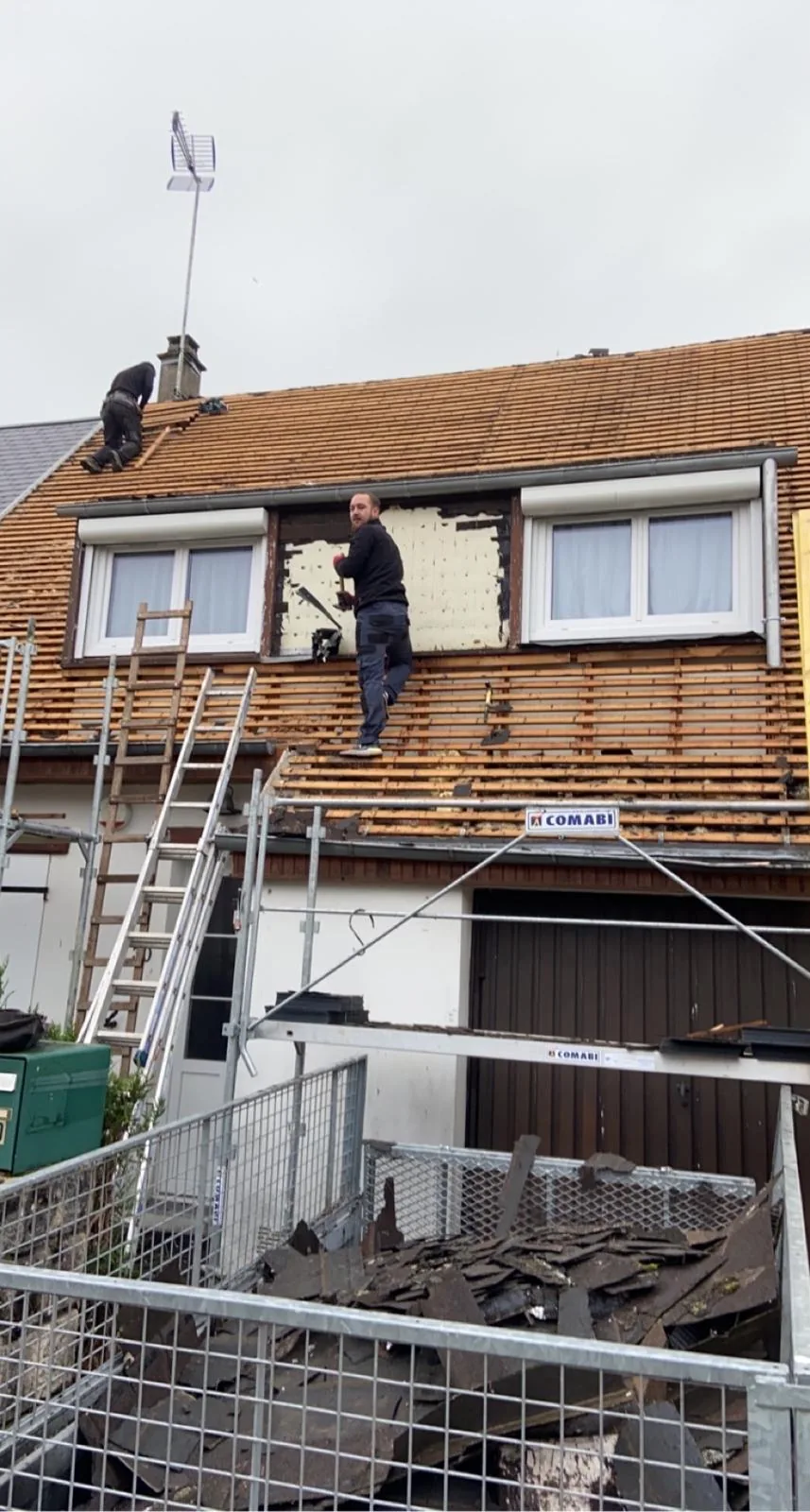Artisan couvreur Guerin au travail sur une toiture à Auxerre